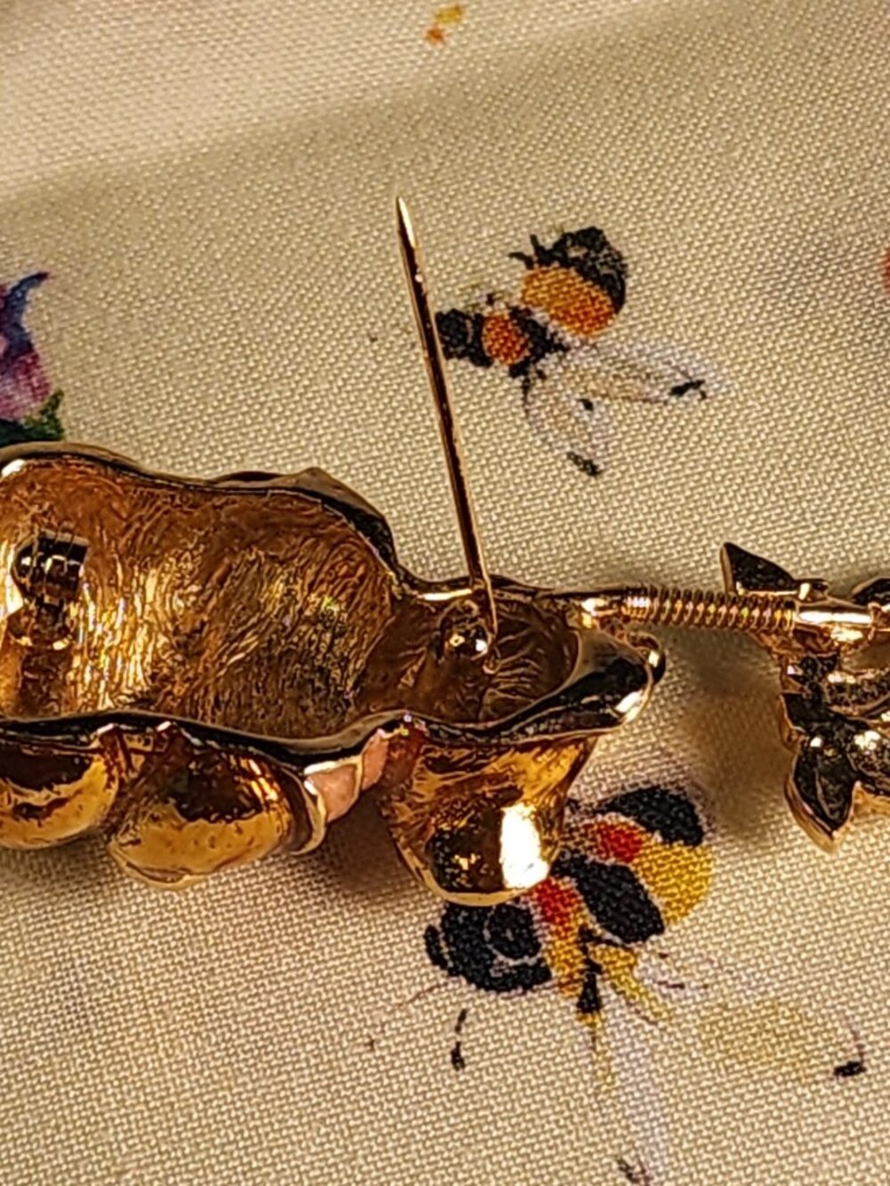 VINTAGE Honey-Loving Bear Gold-Tone Brooch With Rhinestones & Bees On a Spring - Picture 4 of 9